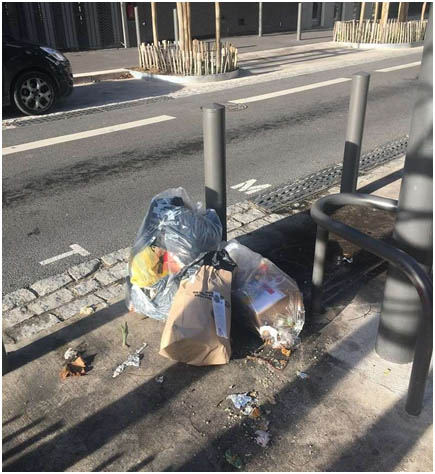 Marseille sac poubelle sur un trottoir